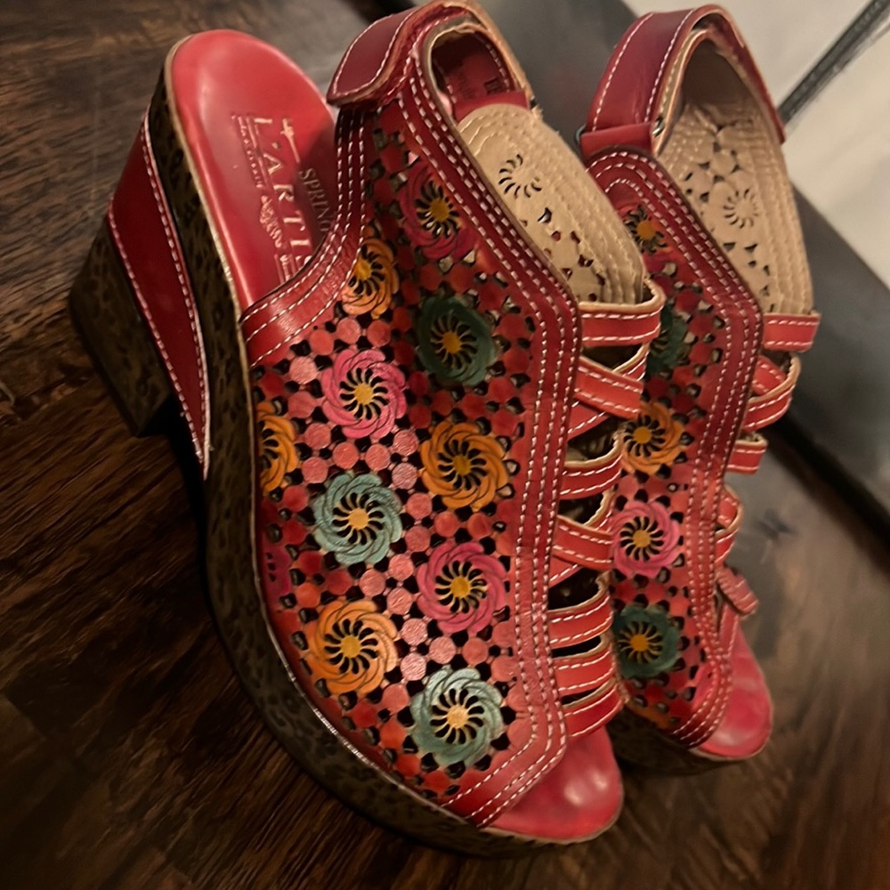 Red Floral Wedges from SHOOZ IN LAS VEGAS VENETIAN. Like New! 51:2-6